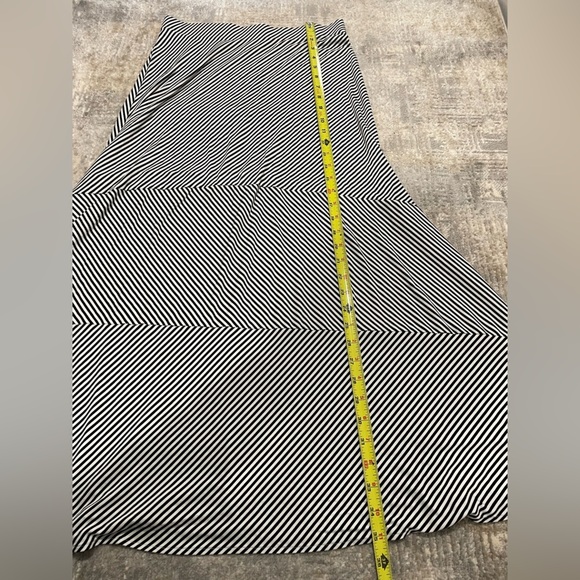 Chico’s Black & White Soft Knit Pull On Stretch Maxi Skirt Size 0 MSRP $89 EUC - Picture 5 of 8